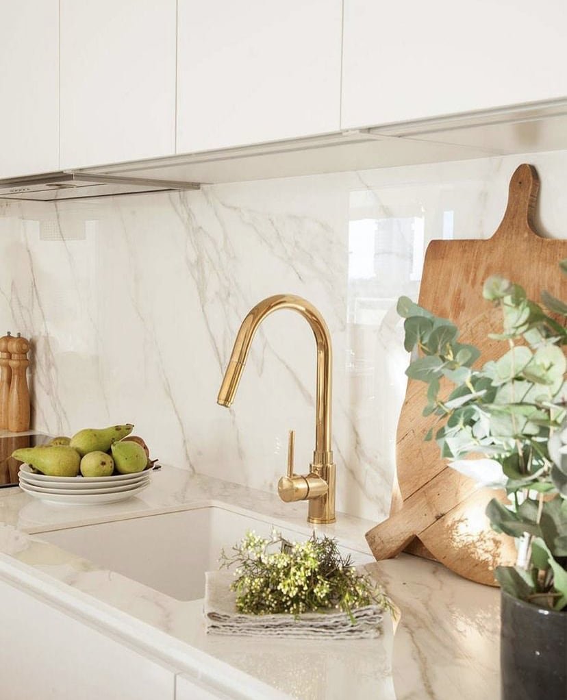 cocina-con-encimera-y-trasera-del-marmol